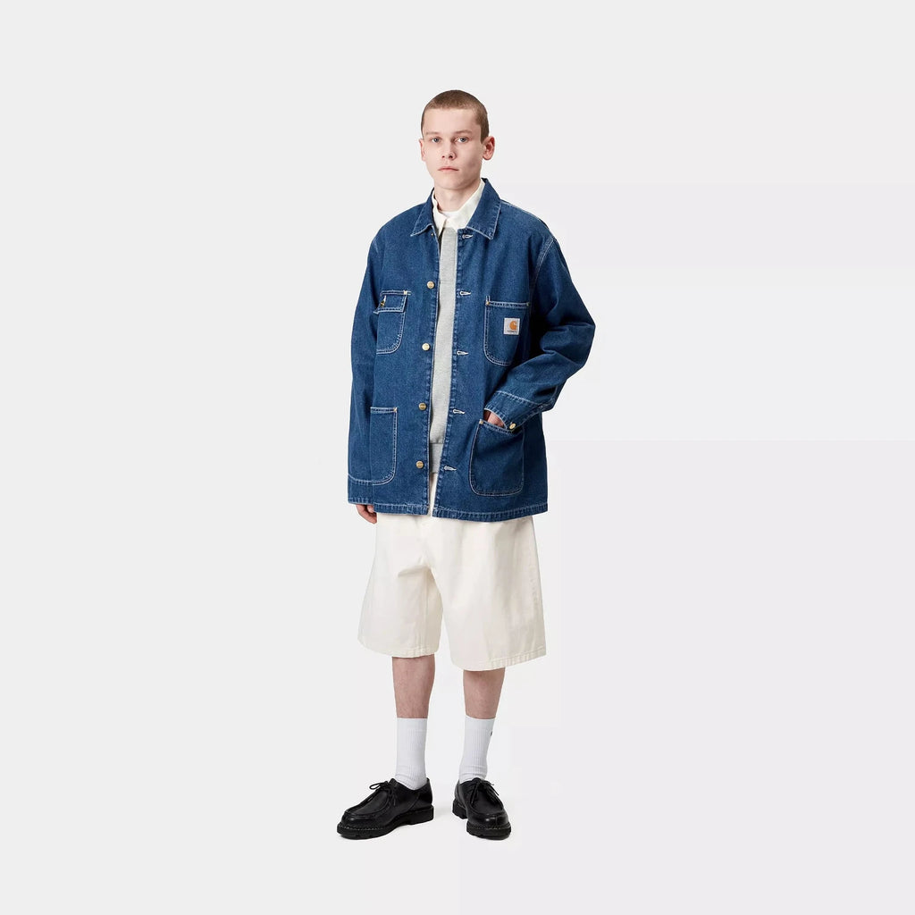 Carhartt WIP Brandon short White rinsed vu de face porté par un mannequin