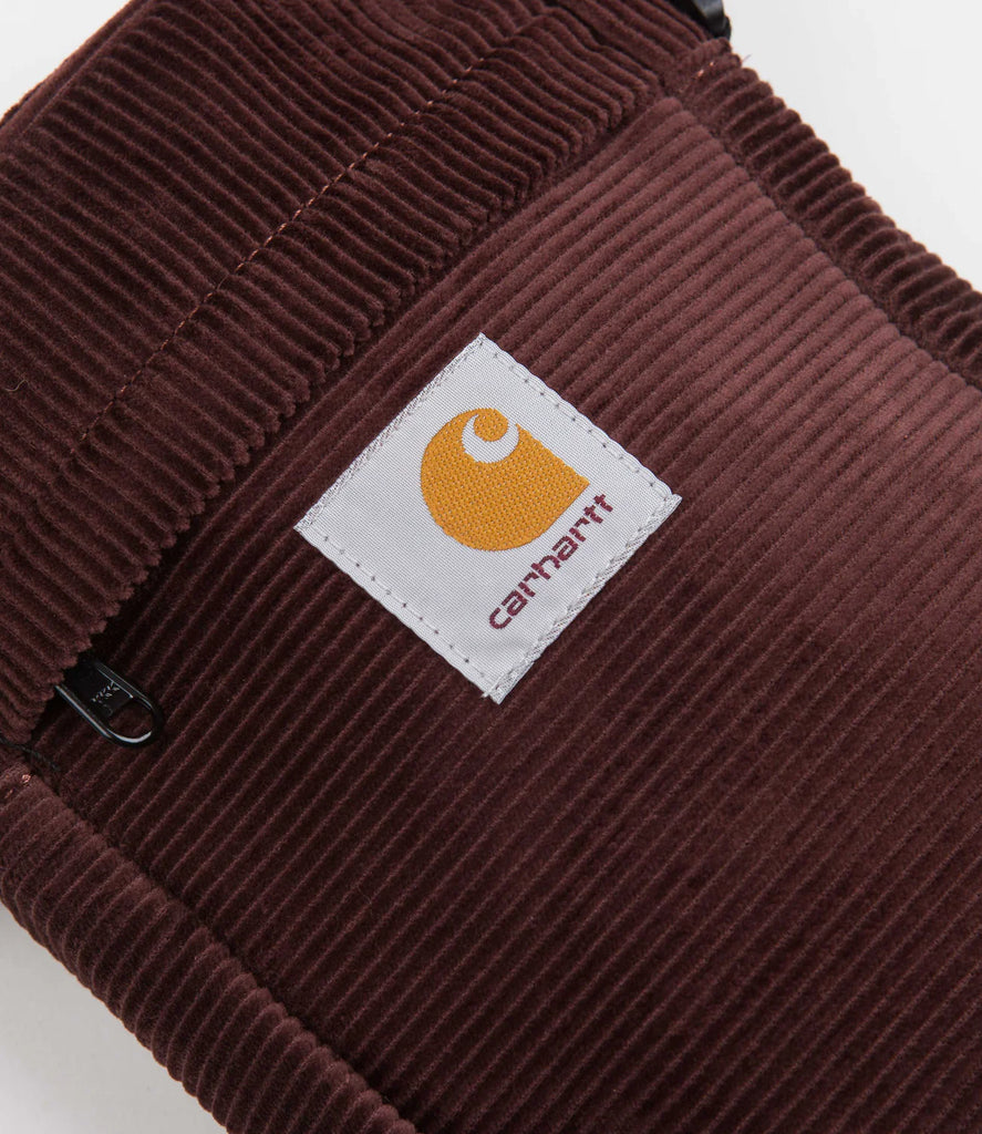 Sacoche Carhartt WIP Flint Pouch Ale vue sur le logo au centre et la matière en velours côtelé