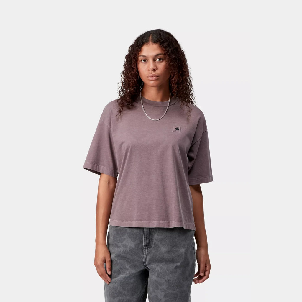 Carhartt WIP T-shirt Nelson femme Phlox coton bio coupe loose cropped Square Label – skateshop Mons. Vu de face porté par un mannequin