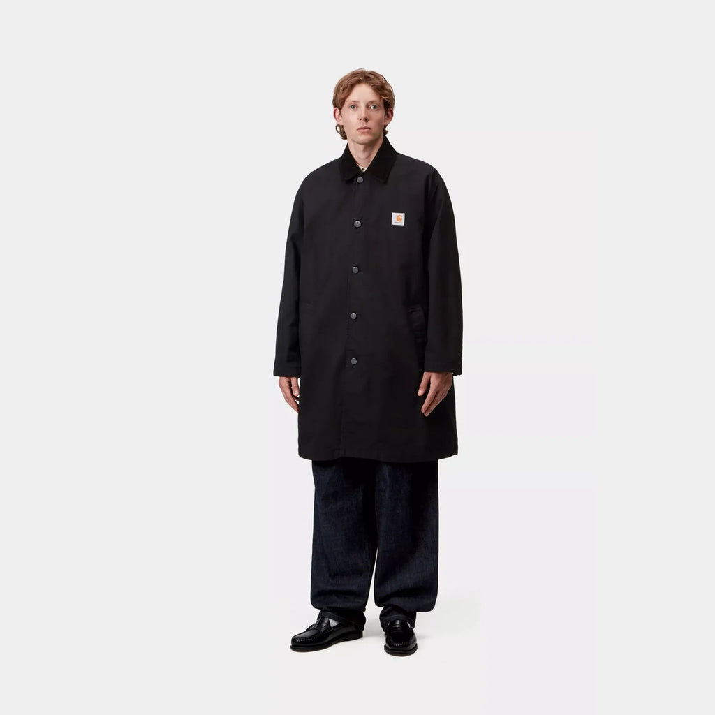 Carhartt WIP manteau Webster Black coton doublé col velours côtelé Square Label – skateshop Mons. Vu de face porté par un mannequin entièrement
