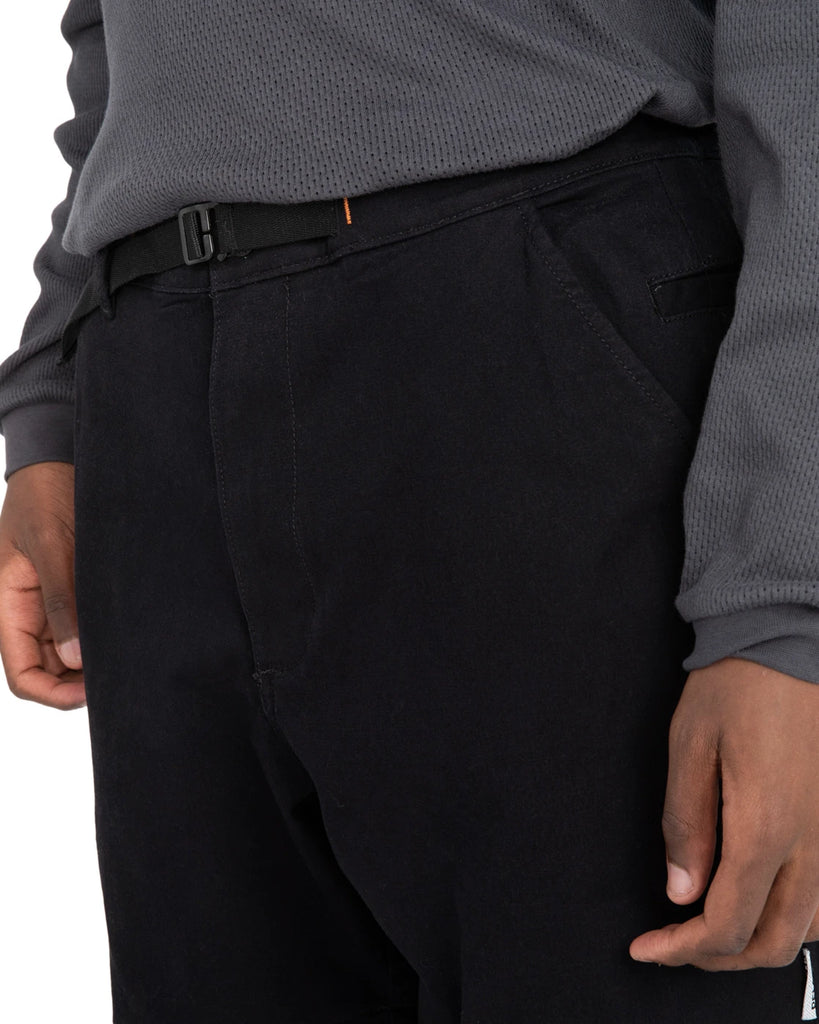 Mannequin portant le Pantalon Element x Pelago Convertible Flint Black zoom sur la ceinture