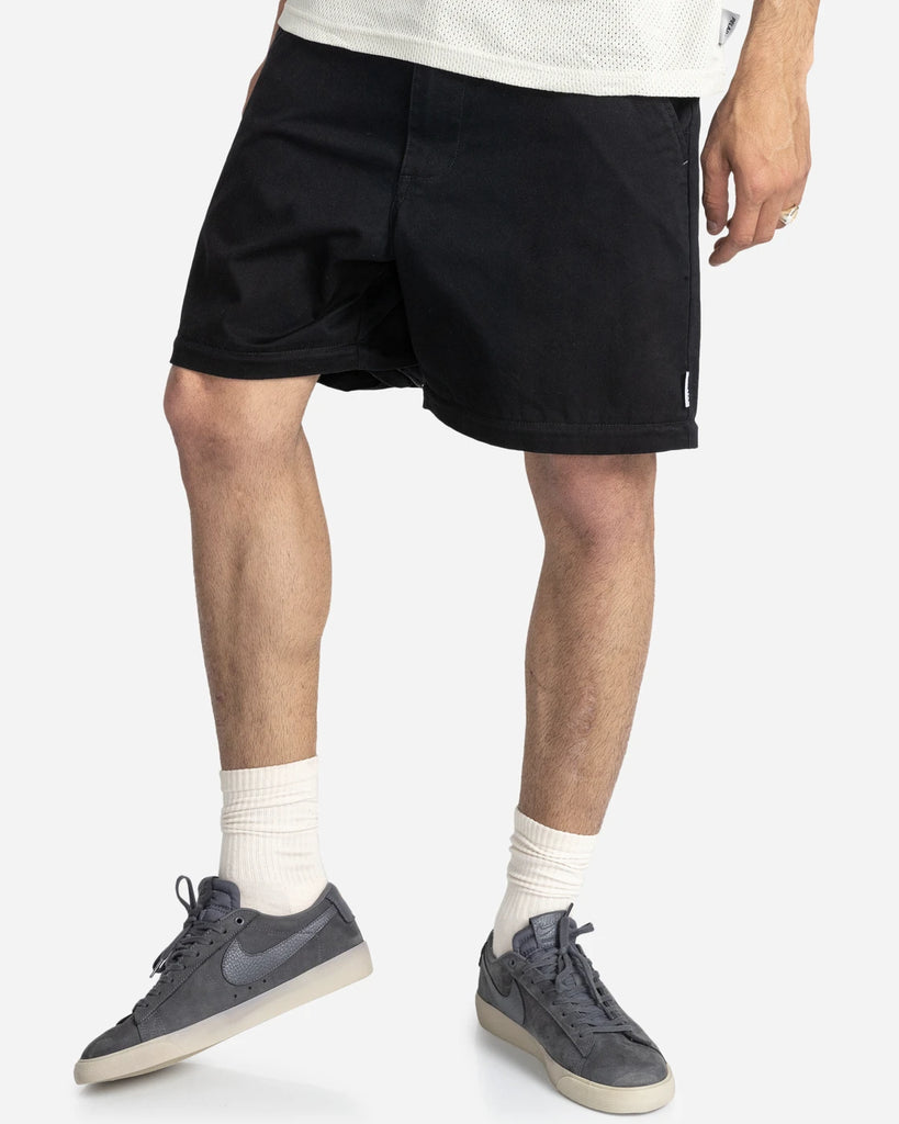 Mannequin portant le Pantalon Element x Pelago Convertible Flint Black transformé en short