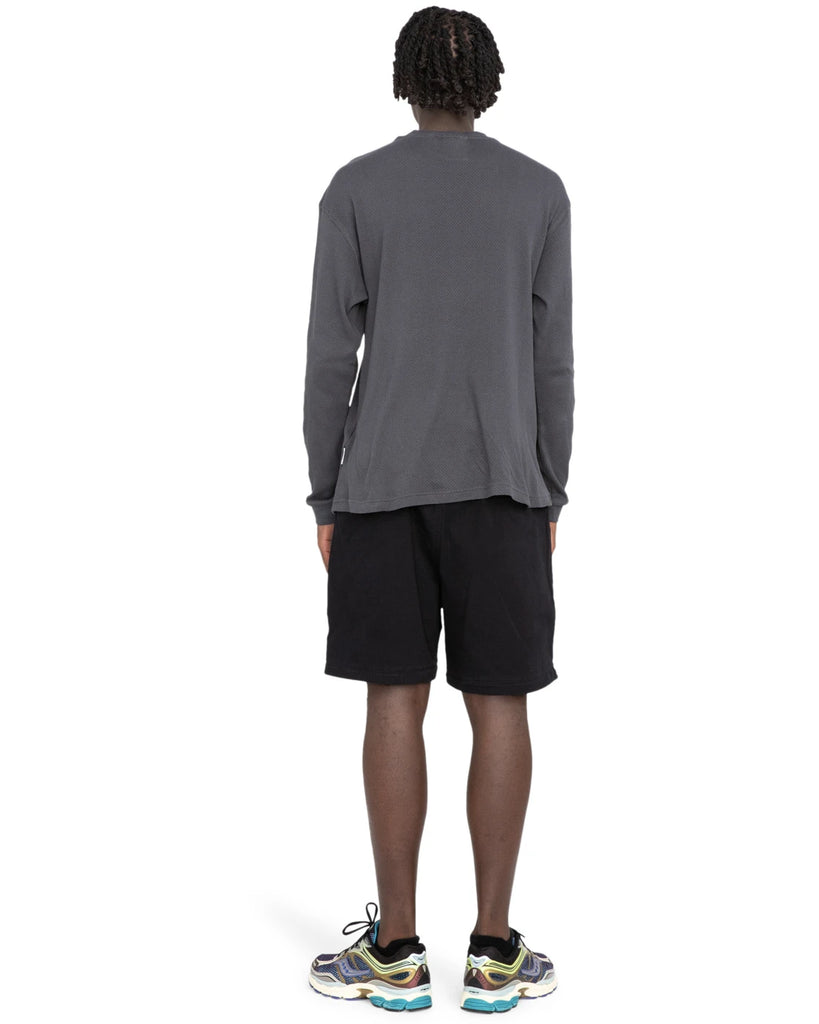 Mannequin portant le Pantalon Element x Pelago Convertible Flint Black transformé en short de dos