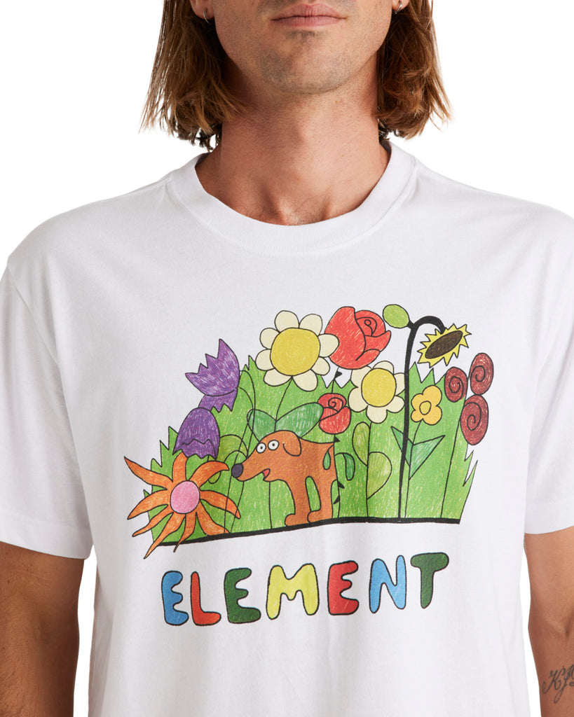 Mannequin portant le T-shirt Element Sniffing the Flowers zoom sur le logo avant