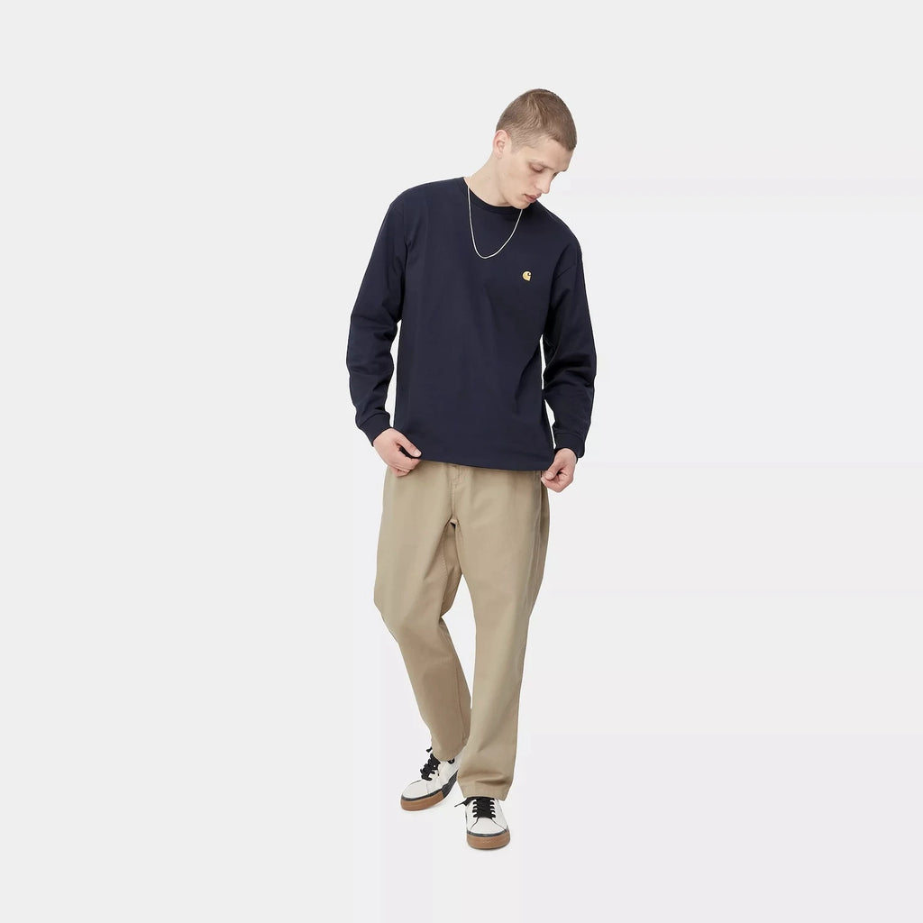 Mannequin portant le Pantalon Carhartt WIP Flint Wall Garment Dyed vue de face de la tête aux pieds