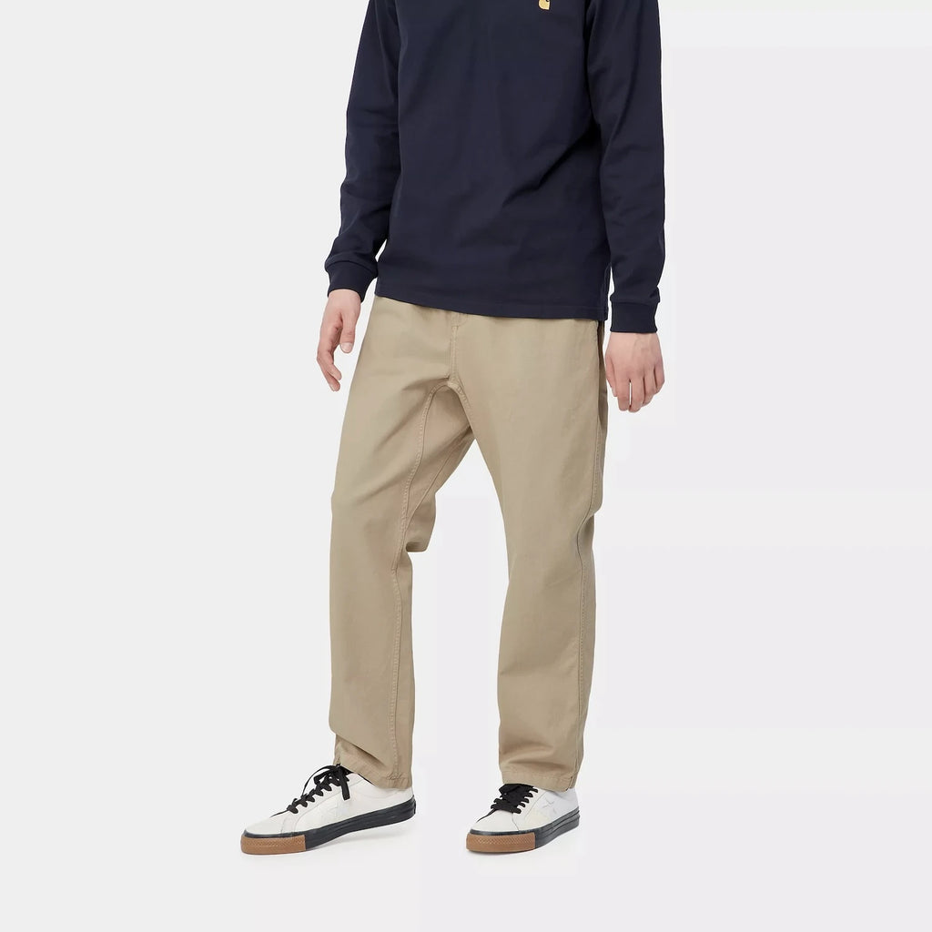 Mannequin portant le Pantalon Carhartt WIP Flint Wall Garment Dyed vue sur les jambes