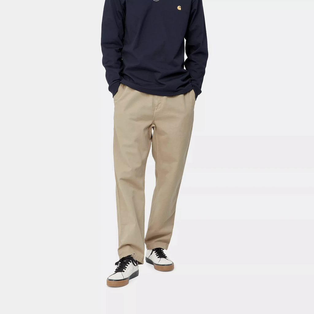 Mannequin portant le Pantalon Carhartt WIP Flint Wall Garment Dyed vue de face sur les jambes