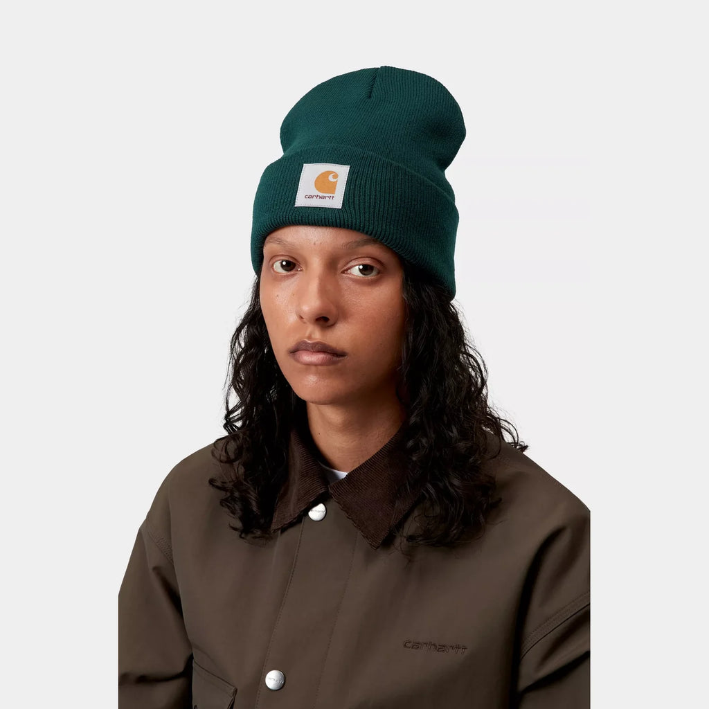 Bonnet Carhartt WIP Short Watch Hat Dark Fir maille côtelée unisexe – skateshop Mons - Porté par un mannequin
