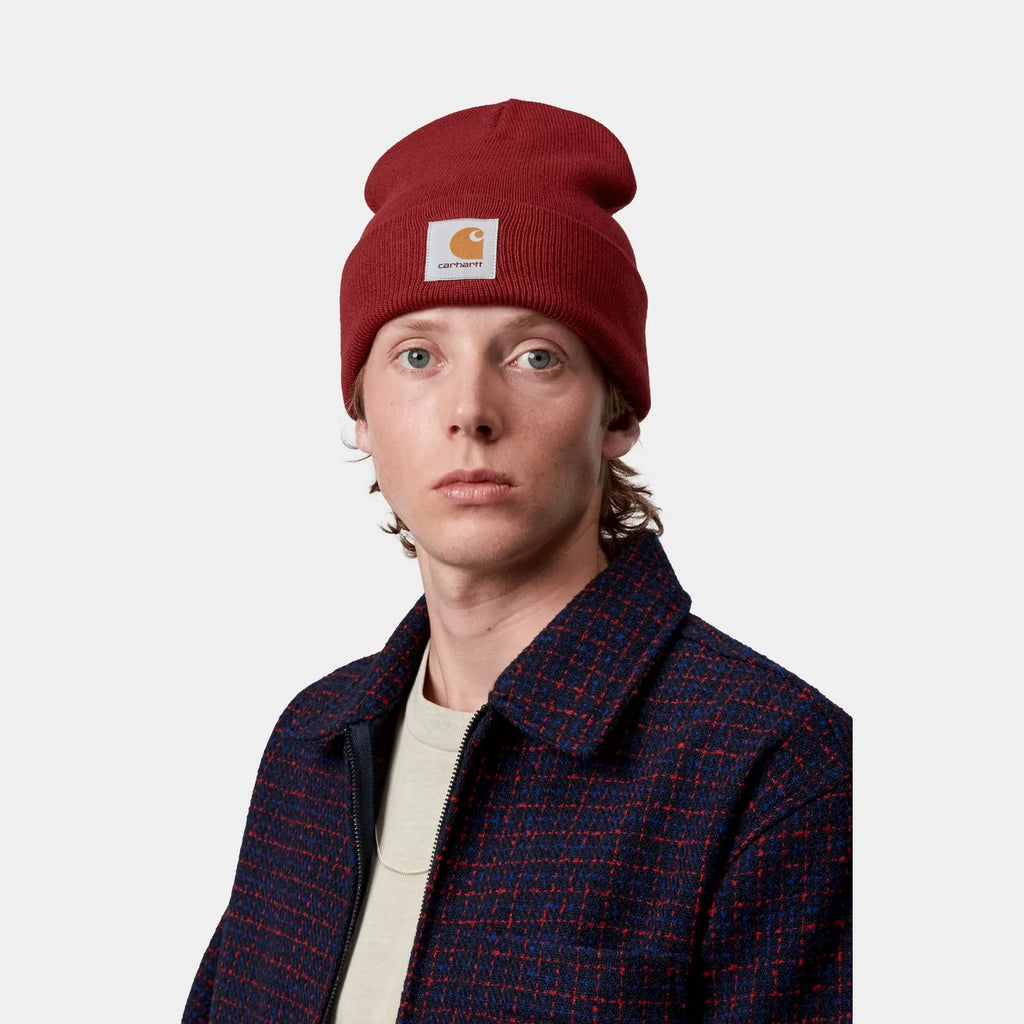 Bonnet Carhartt WIP Short Watch Hat Scarlet en maille côtelée chaude et ajustée. Disponible à Saint-Ghislain près de Mons. - Porté par un mannequin