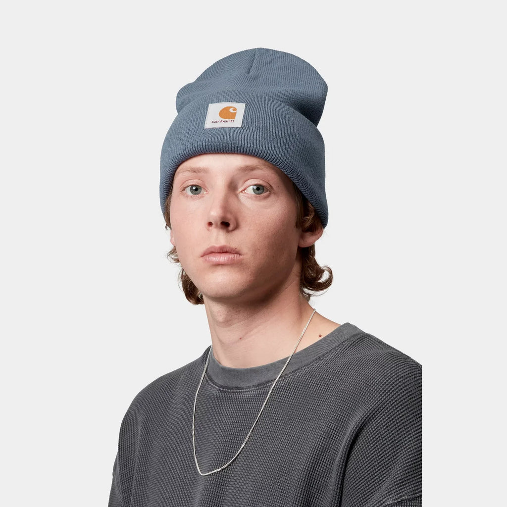 Bonnet Carhartt WIP Acrylic Watch Hat Angelite maille côtelée unisexe – skateshop Mons - Porté par un mannequin