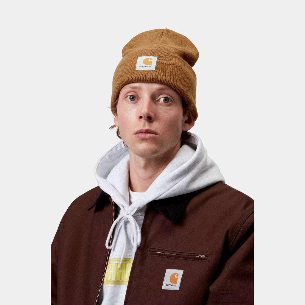 Bonnet Carhartt WIP Acrylic Watch Hat Hamilton Brown maille côtelée unisexe – skateshop Mons - Porté par un mannequin