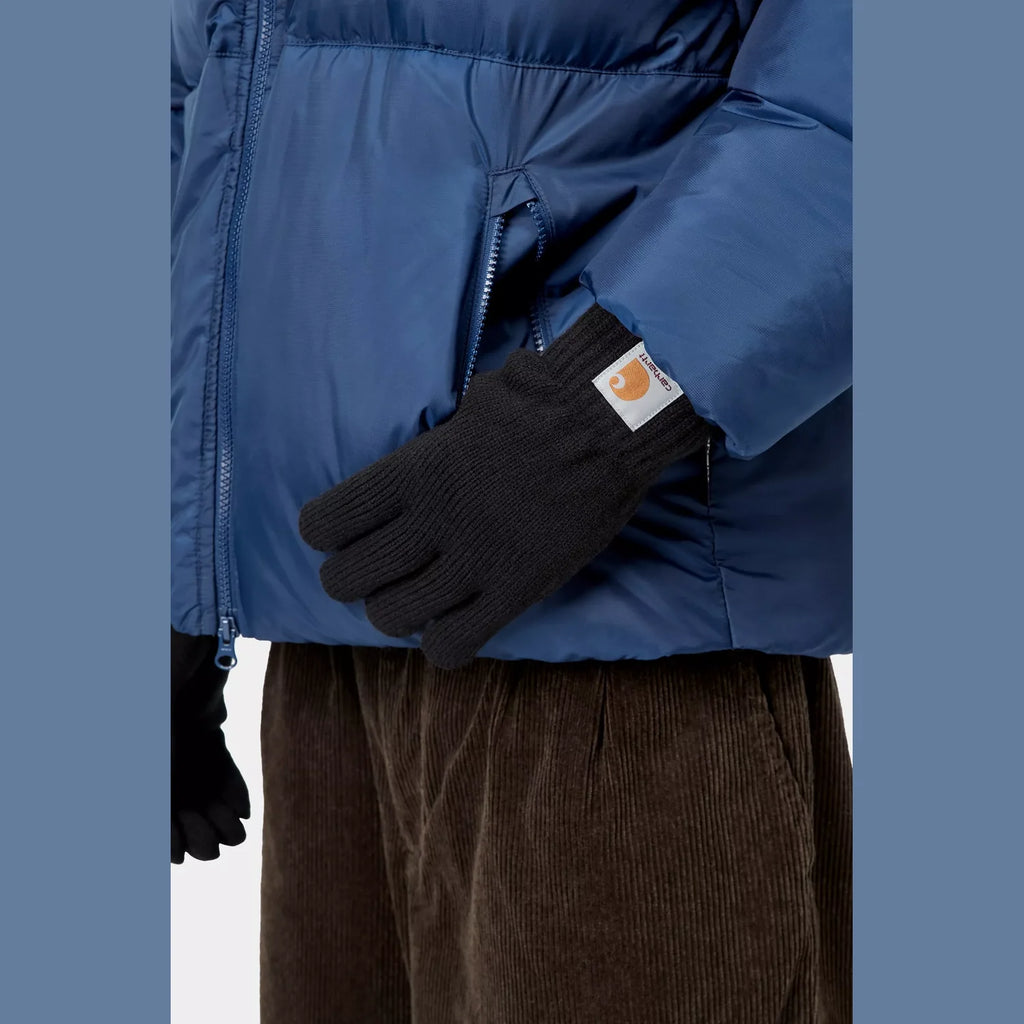 Gants Carhartt WIP Watch Black en tricot d’acrylique stretch avec Square Label – skateshop Mons - Porté par un mannequin