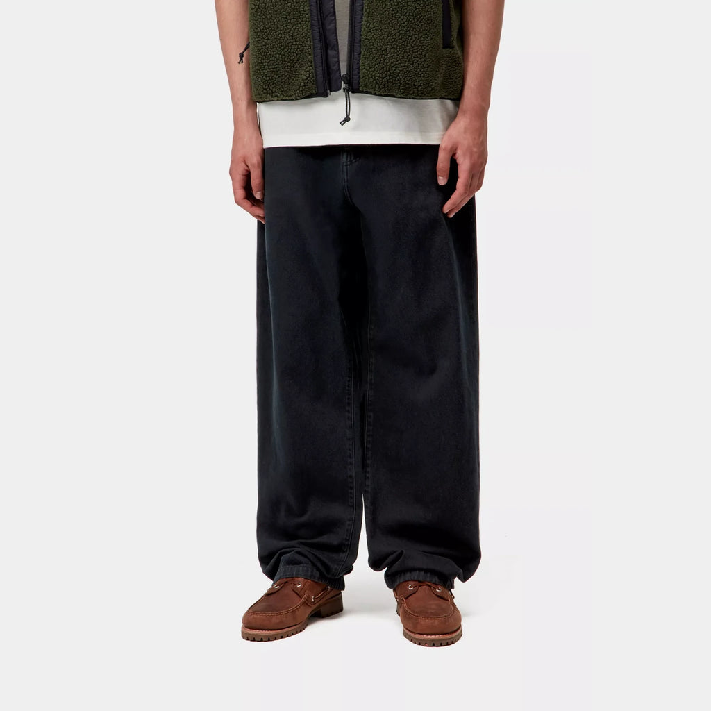 Carhartt WIP Landon Pant denim coupe loose tapered midnight wash – skateshop Mons. Vu de face porté par un mannequin