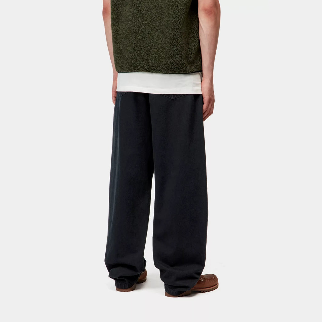 Carhartt WIP Landon Pant denim coupe loose tapered midnight wash – skateshop Mons. Vu de dos porté par un mannequin