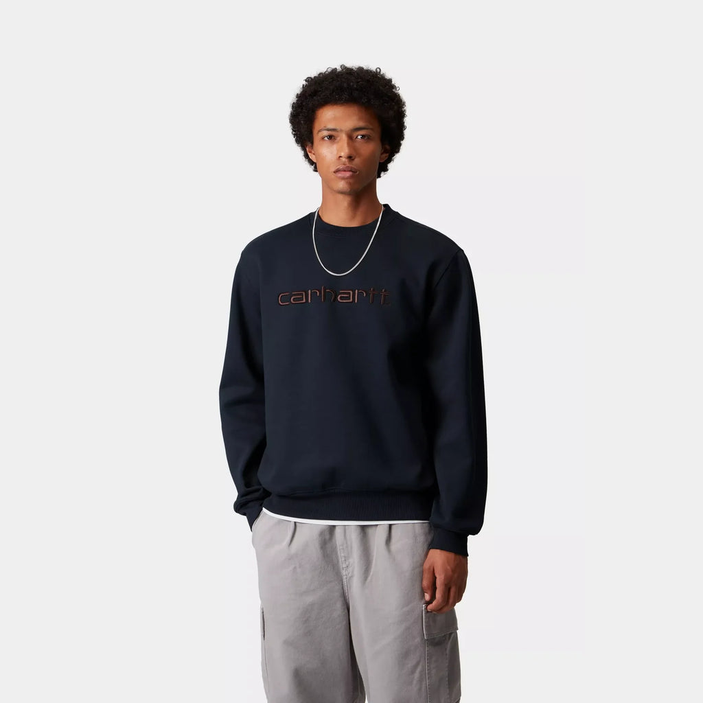 Sweat-shirt Carhartt WIP – jersey épais molletonné coupe ample logo brodé – skateshop Mons - Vue de face porté par un mannequin