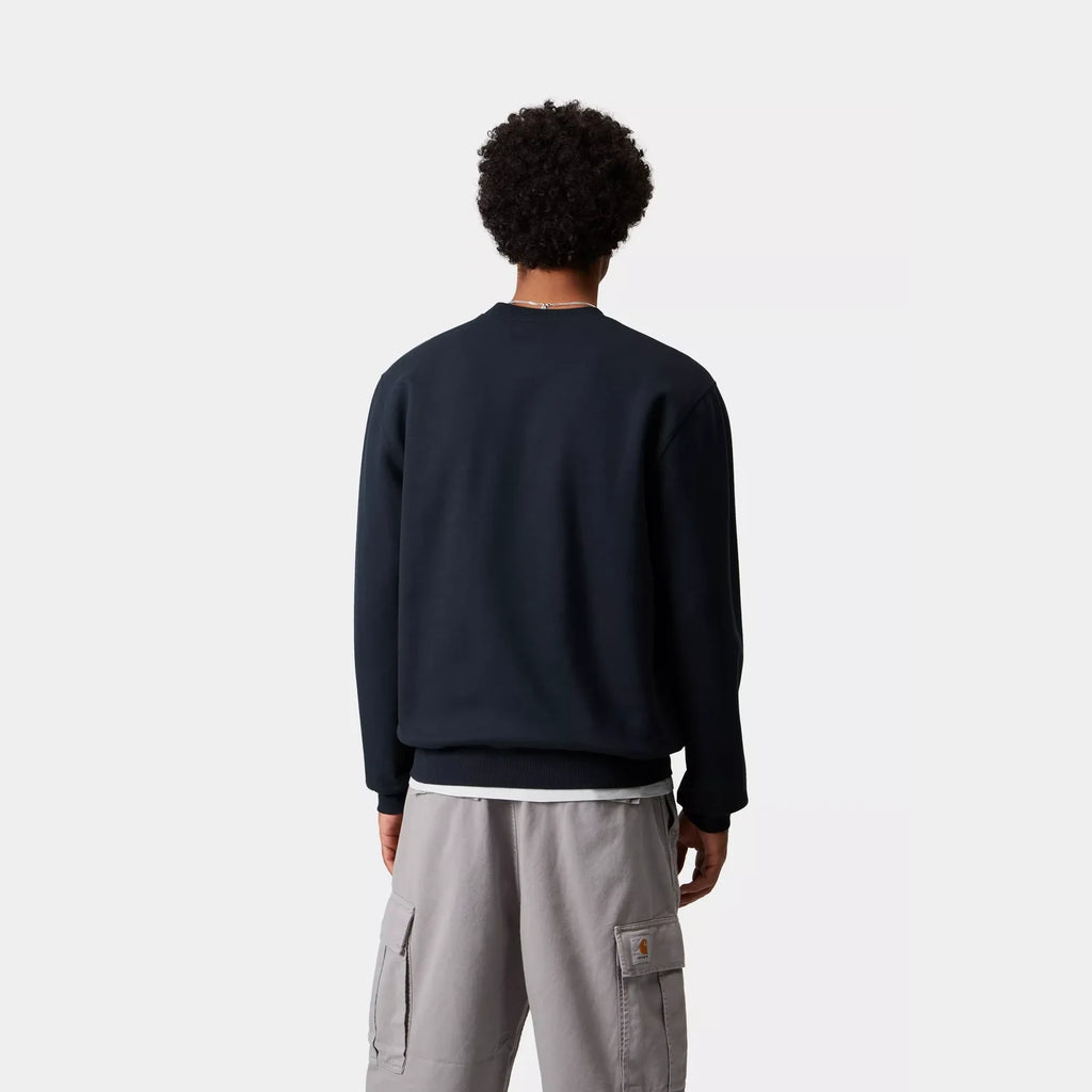 Sweat-shirt Carhartt WIP – jersey épais molletonné coupe ample logo brodé – skateshop Mons - Vue de dos porté par un mannequin