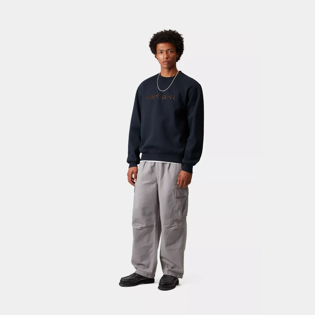 Sweat-shirt Carhartt WIP – jersey épais molletonné coupe ample logo brodé – skateshop Mons - Vue de face porté par un mannequin vu en entier