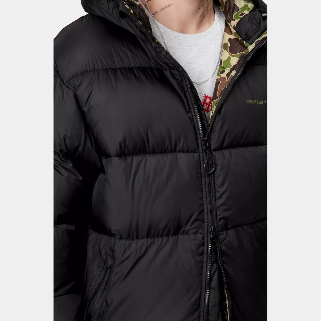 Doudoune Toronto Carhartt WIP – ripstop déperlant doublure camouflage duvet artificiel – skateshop Mons - Porté par un mannequin vu zoomée sur le torse