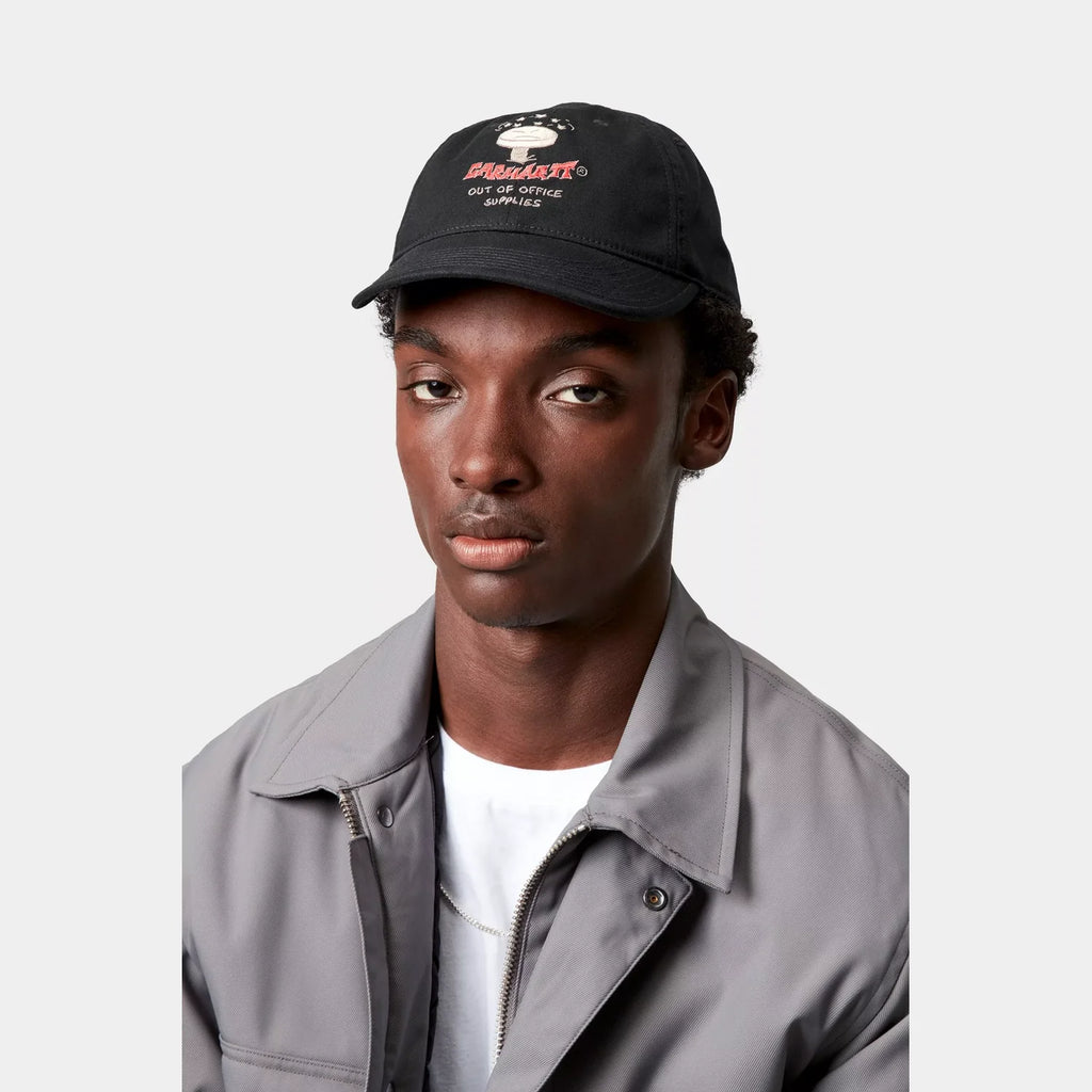 Casquette Carhartt WIP Office Supplies Black visière incurvée broderie graphique – skateshop Mons - Porté par un mannequin