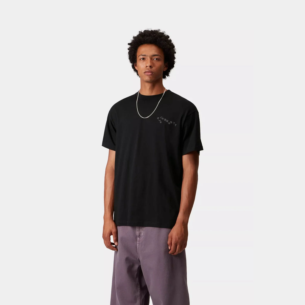 T-shirt Carhartt WIP Okniceok 01 Black coupe loose imprimés graphiques avant et dos – skateshop Mons - Vue de dos porté par un mannequin - Porté par un mannequin vu de face