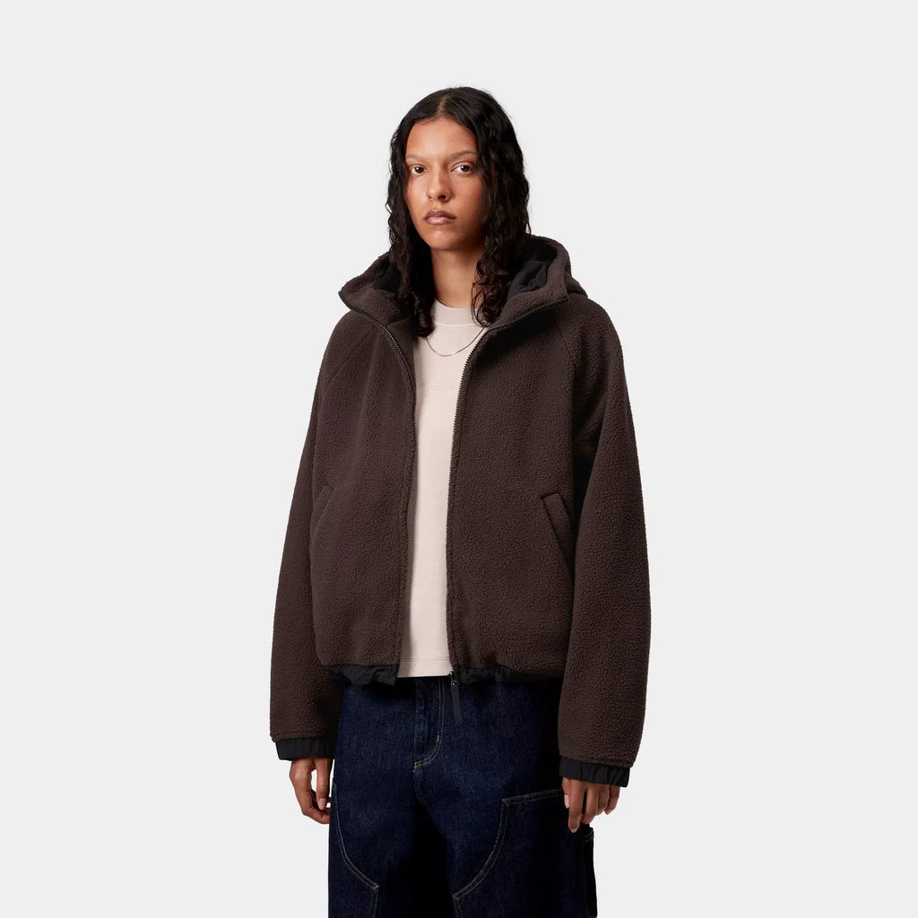 Hoodie femme Helix Fleece Carhartt WIP – molleton brossé boxy loose détails contrastés – skateshop Mons - Porté par un mannequin vu de face