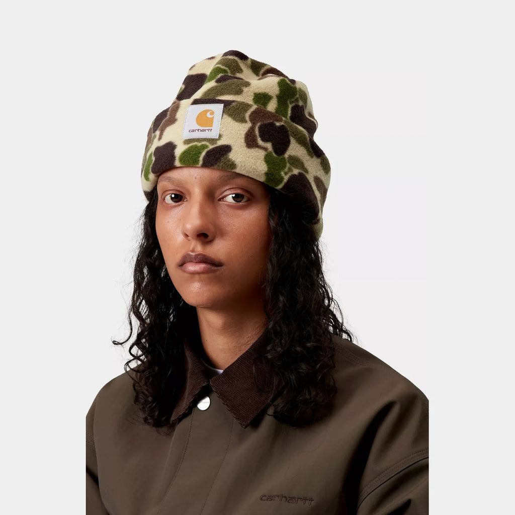 Bonnet Expedition Carhartt WIP – polaire polyester douce Square Label camo duck green – skateshop Mons - Vue de face porté par un mannequin