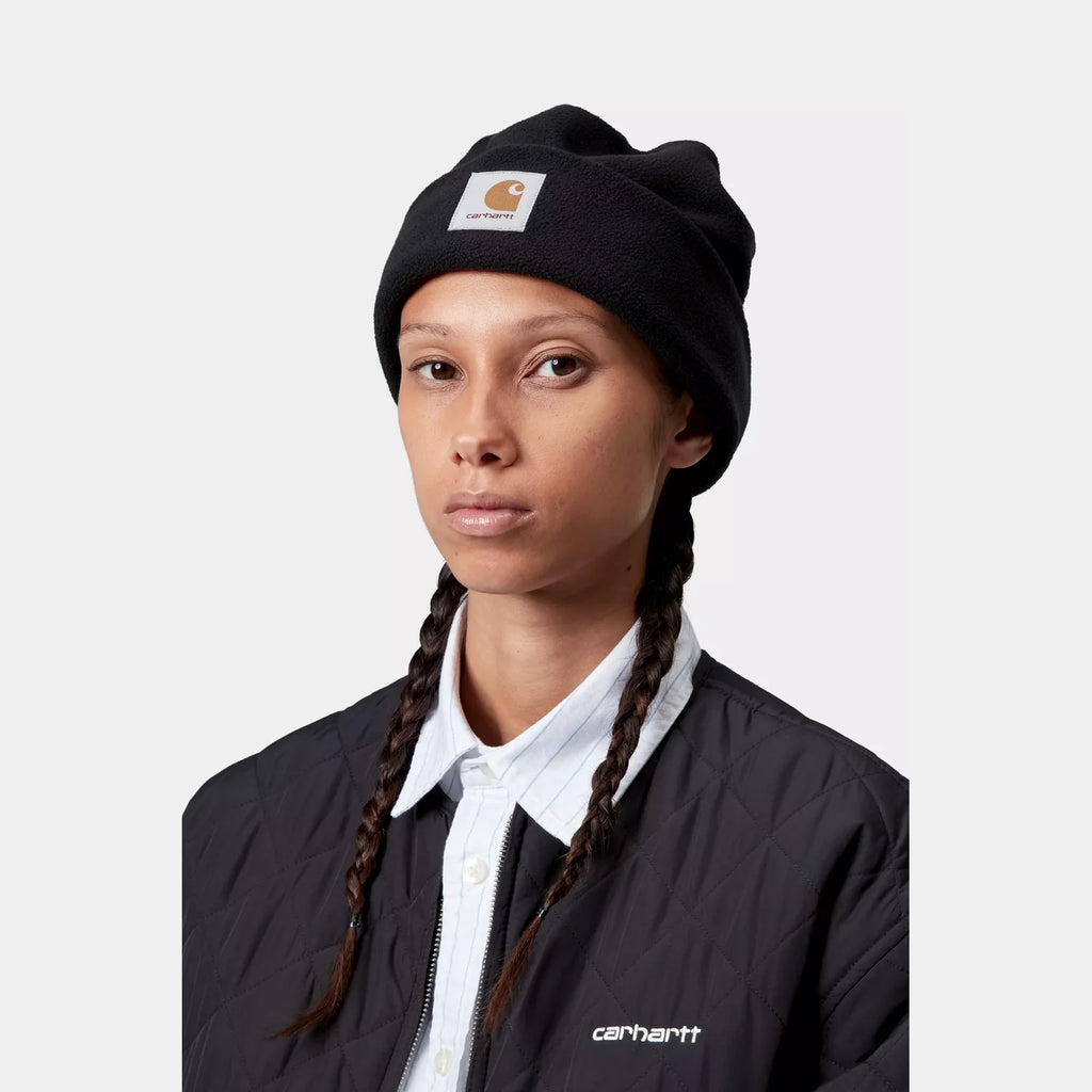 Bonnet Expedition Carhartt WIP – polaire polyester douce Square Label noir – skateshop Mons - Vue de face porté par un mannequin