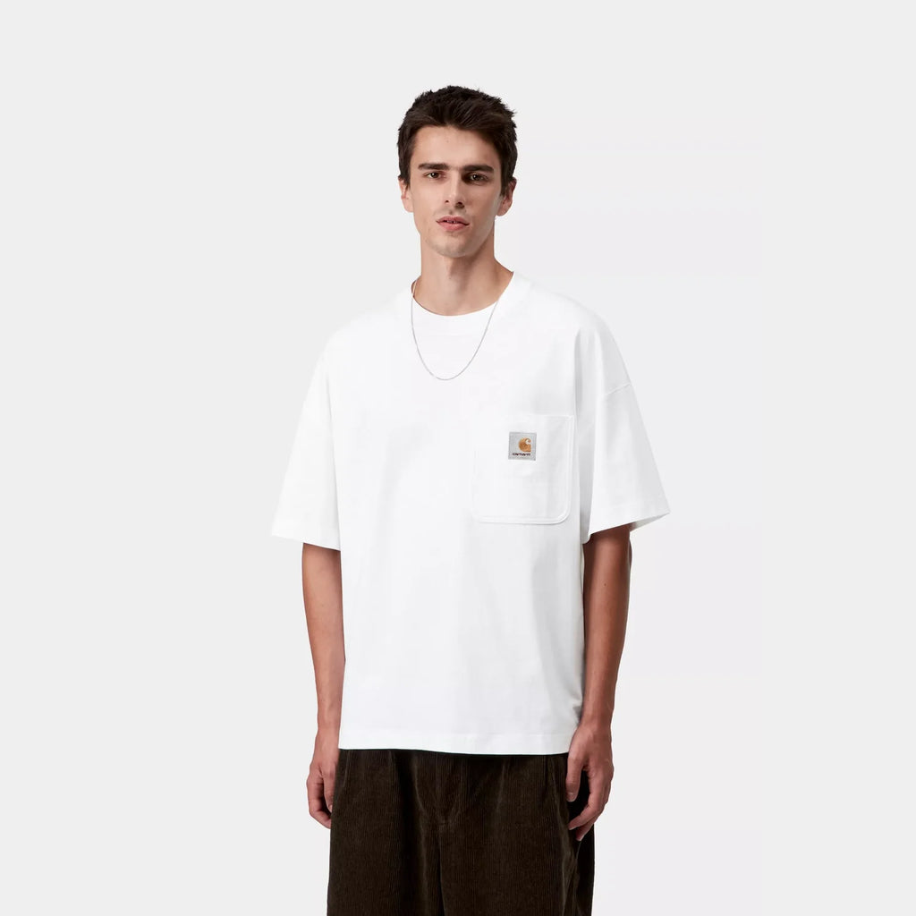 T-shirt Carhartt WIP Work Pocket White coton coupe boxy loose avec poche poitrine – skateshop Mons - Vu de face porté par un mannequin 