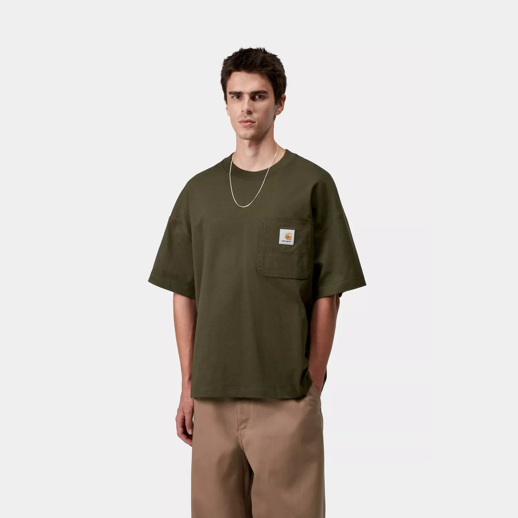 T-shirt Carhartt WIP Work Pocket Olive coton coupe boxy loose avec poche poitrine – skateshop Mons - Vue de face porté par un mannequin
