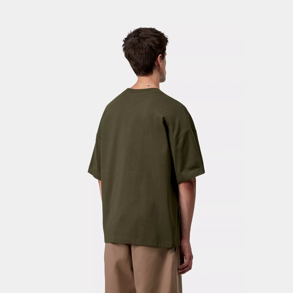 T-shirt Carhartt WIP Work Pocket Olive coton coupe boxy loose avec poche poitrine – skateshop Mons - Vue de dos porté par un mannequin