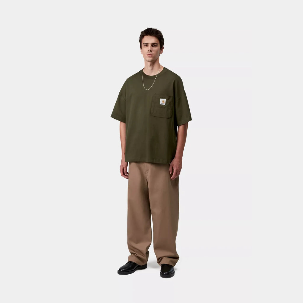 T-shirt Carhartt WIP Work Pocket Olive coton coupe boxy loose avec poche poitrine – skateshop Mons - Vue de face porté par un mannequin en entier