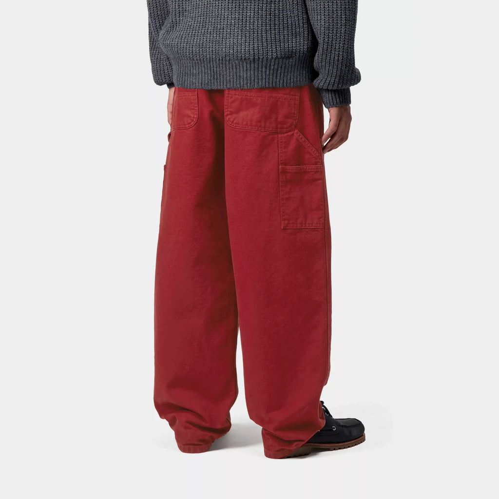 Pantalon Carhartt WIP OG Double Knee coupe droite décontractée, toile épaisse avec renforts. Disponible près de Mons. Vue de dos porté par un mannequin