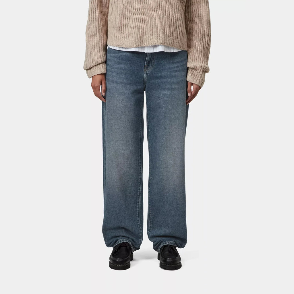 Pantalon Arin femme Carhartt WIP – denim bio épais coupe tapered taille basse – skateshop Mons - Vue de face porté par un mannequin