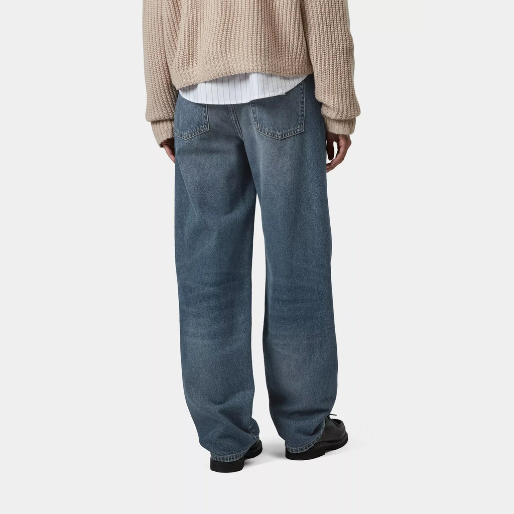 Pantalon Arin femme Carhartt WIP – denim bio épais coupe tapered taille basse – skateshop Mons - Vue de dos porté par un mannequin