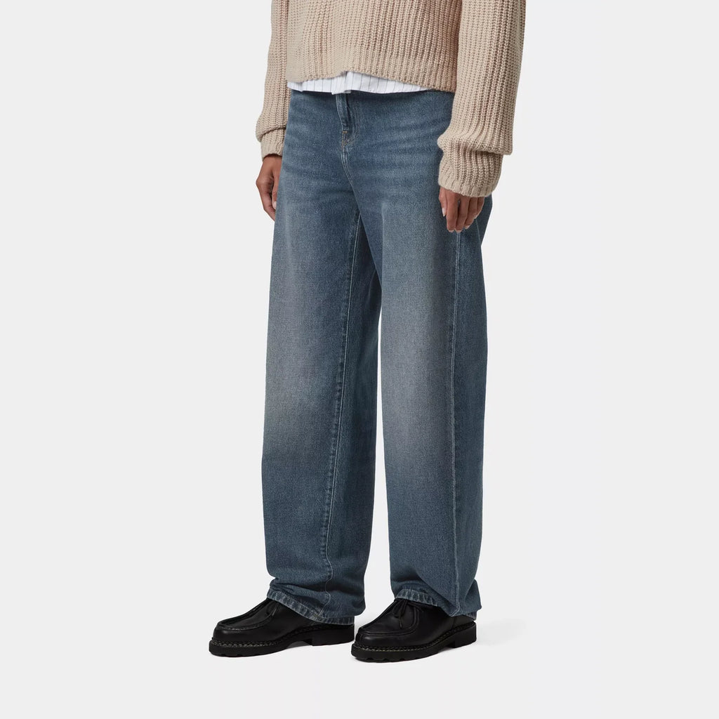 Pantalon Arin femme Carhartt WIP – denim bio épais coupe tapered taille basse – skateshop Mons - Vue de 3/4 face porté par un mannequin