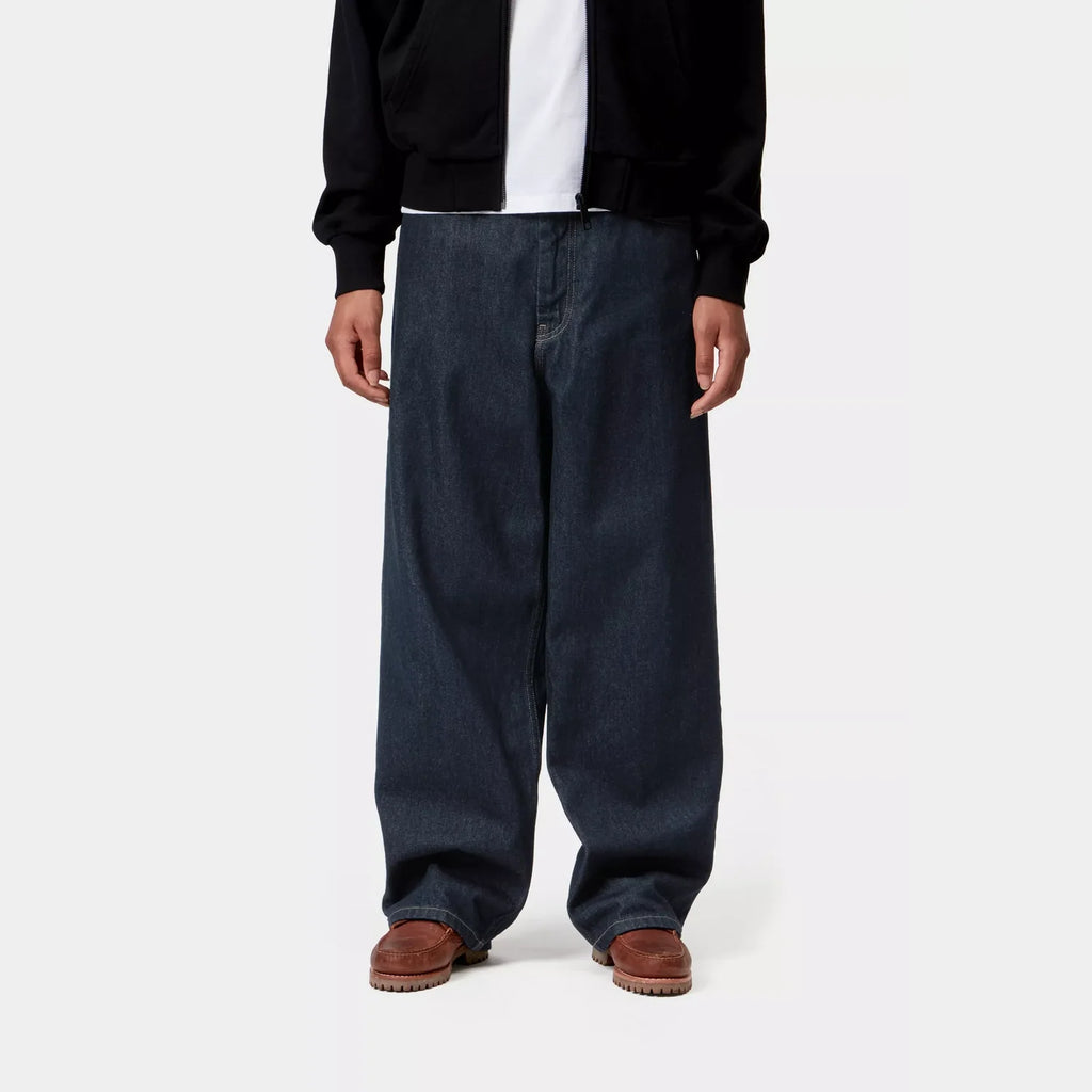 Pantalon femme Brandon Carhartt WIP – denim Smith taille basse coupe ample – skateshop Mons - Porté par un mannequin vu sur les jambes 