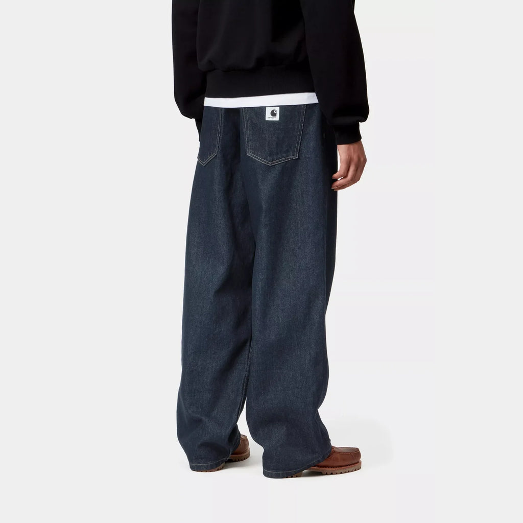 Pantalon femme Brandon Carhartt WIP – denim Smith taille basse coupe ample – skateshop Mons - Porté par un mannequin vue sur les jambes de dos