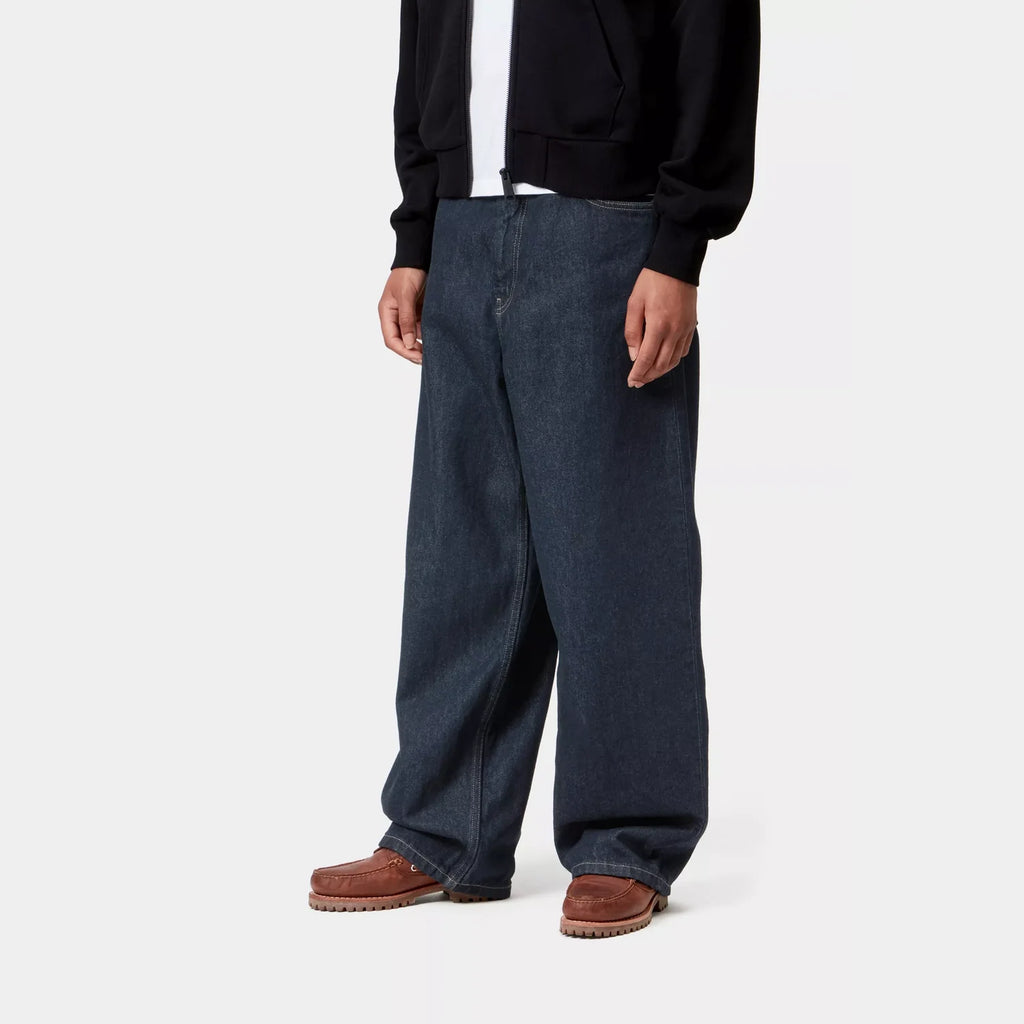 Pantalon femme Brandon Carhartt WIP – denim Smith taille basse coupe ample – skateshop Mons - Porté par un mannequin vue sur les jambes de profil