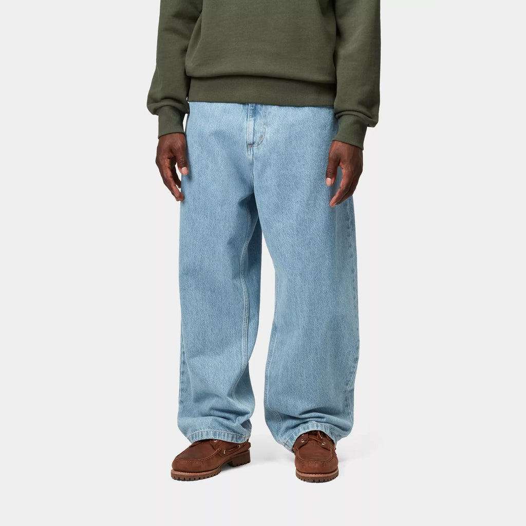 Pantalon Brandon Carhartt WIP – denim Smith loose straight entrejambe bas – skateshop Mons - Vue de face porté par un mannequin