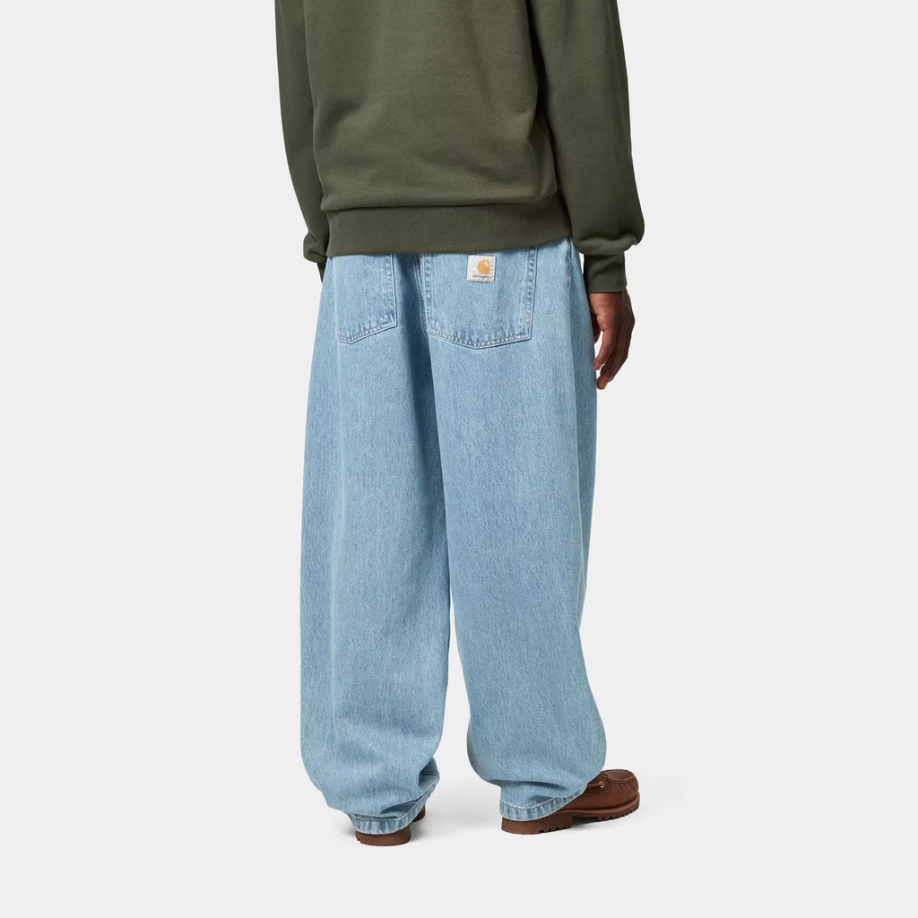 Pantalon Brandon Carhartt WIP – denim Smith loose straight entrejambe bas – skateshop Mons - Vue de dos porté par un mannequin 