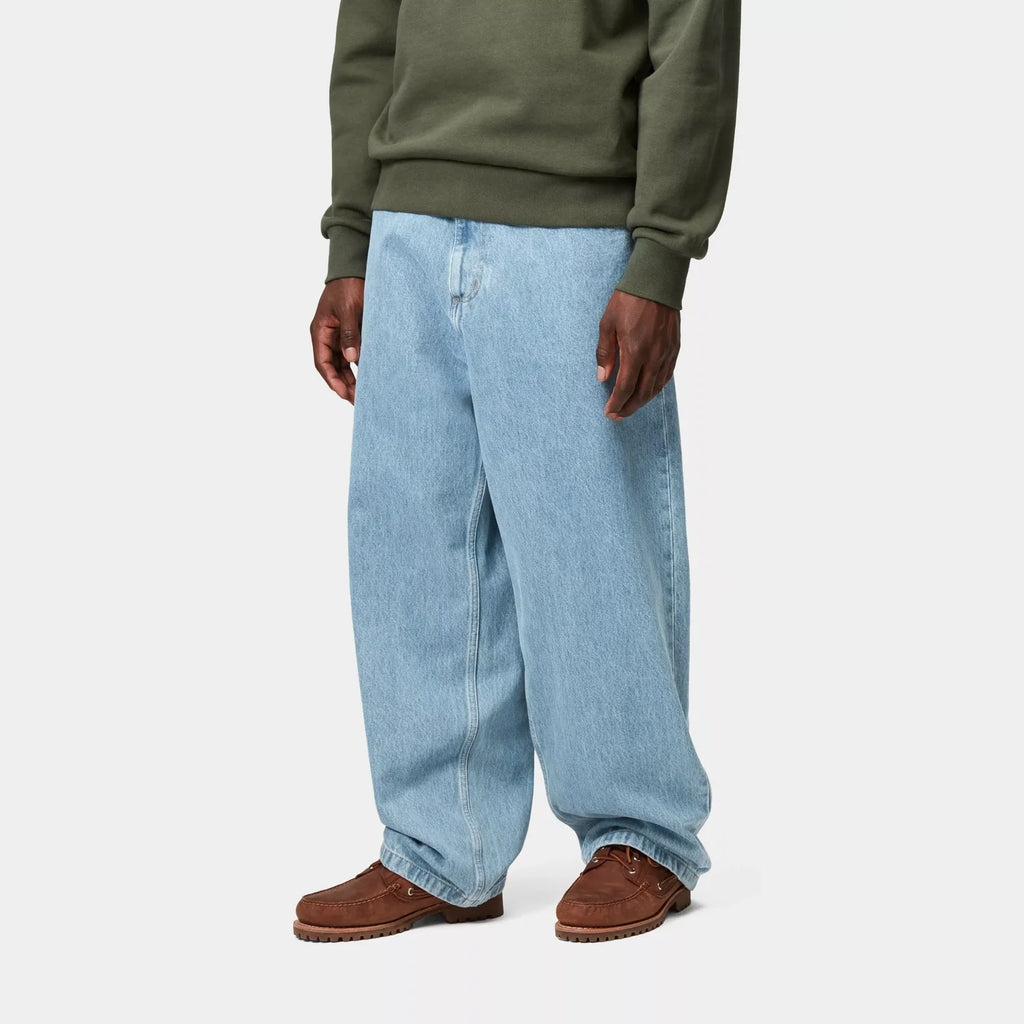 Pantalon Brandon Carhartt WIP – denim Smith loose straight entrejambe bas – skateshop Mons - Vue de 3/4 face porté par un mannequin