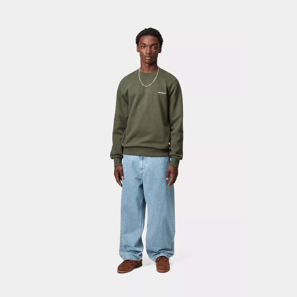 Pantalon Brandon Carhartt WIP – denim Smith loose straight entrejambe bas – skateshop Mons - Vue de face porté par un mannequin en entier