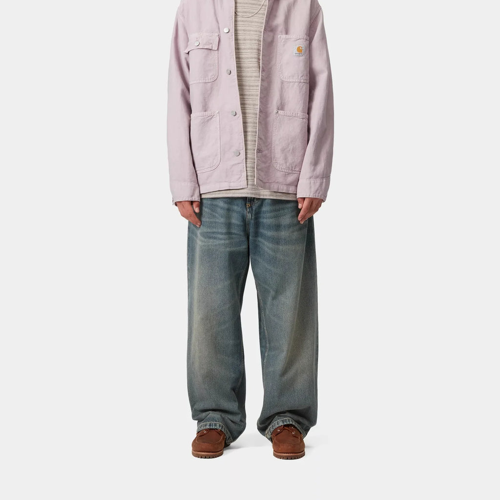 Pantalon Carhartt WIP Brandon Blue denim Smith coupe loose straight entrejambe bas – skateshop Mons - Porté par un mannequin