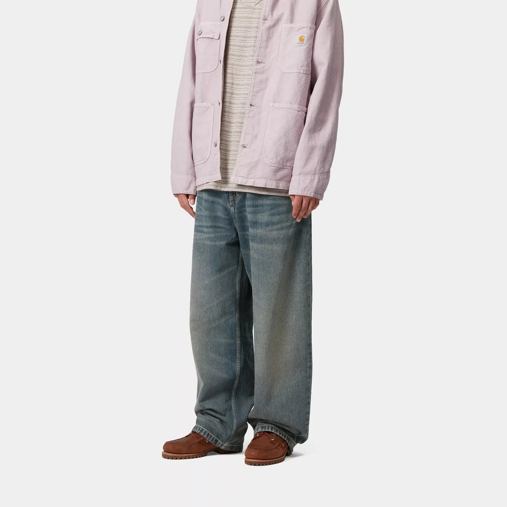 Pantalon Carhartt WIP Brandon Blue denim Smith coupe loose straight entrejambe bas – skateshop Mons - Porté par un mannequin vu de profil 3/4