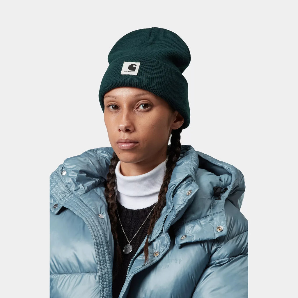 Bonnet Ashley femme Carhartt WIP – maille acrylique côtelée Square Label – skateshop Mons - Porté par un mannequin