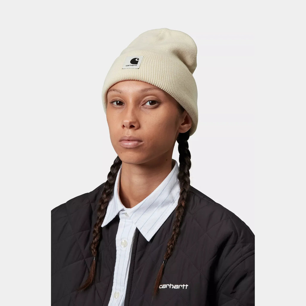 Bonnet Carhartt WIP Ashley femme Salt maille côtelée douce Square Label – skateshop Mons - Porté par un mannequin