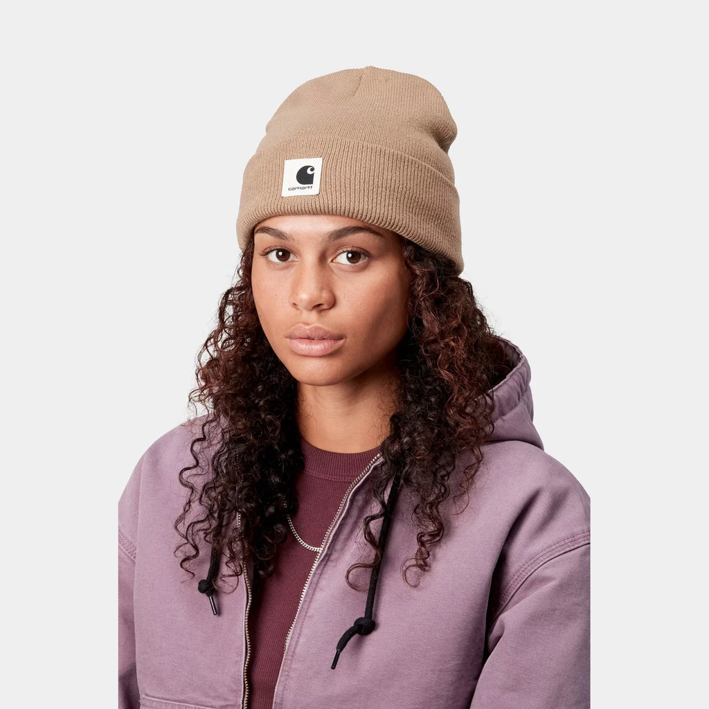 Bonnet Carhartt WIP Ashley femme Peanut maille côtelée douce Square Label – skateshop Mons - Porté par un mannequin