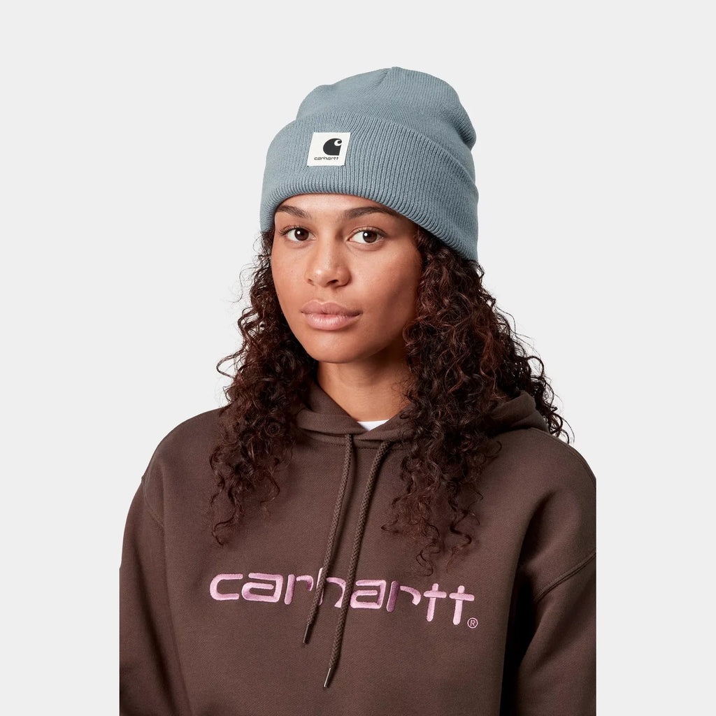 Bonnet Carhartt WIP Ashley femme Citadel maille côtelée acrylique douce – skateshop Mons - Porté par un mannequin