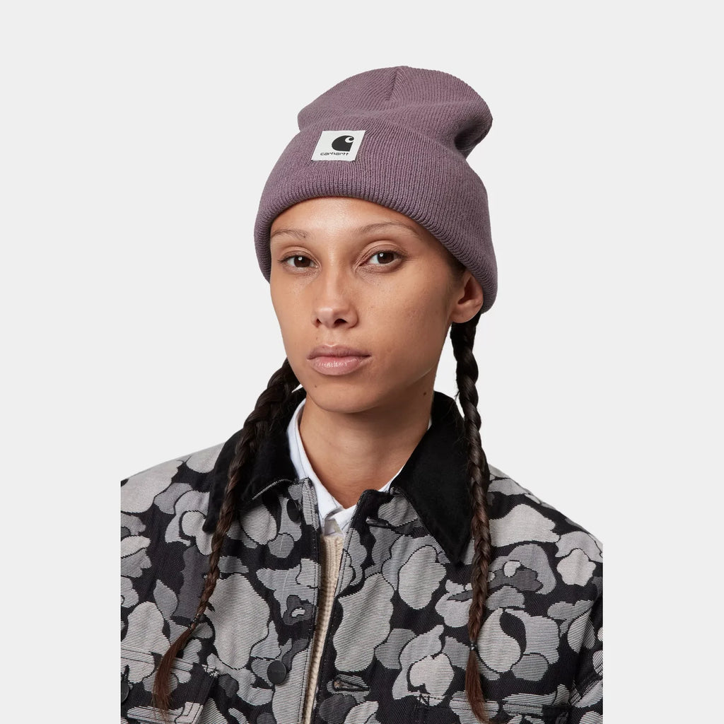 Bonnet Carhartt WIP Ashley femme Phlox maille côtelée douce Square Label – skateshop Mons - Porté par un mannequin