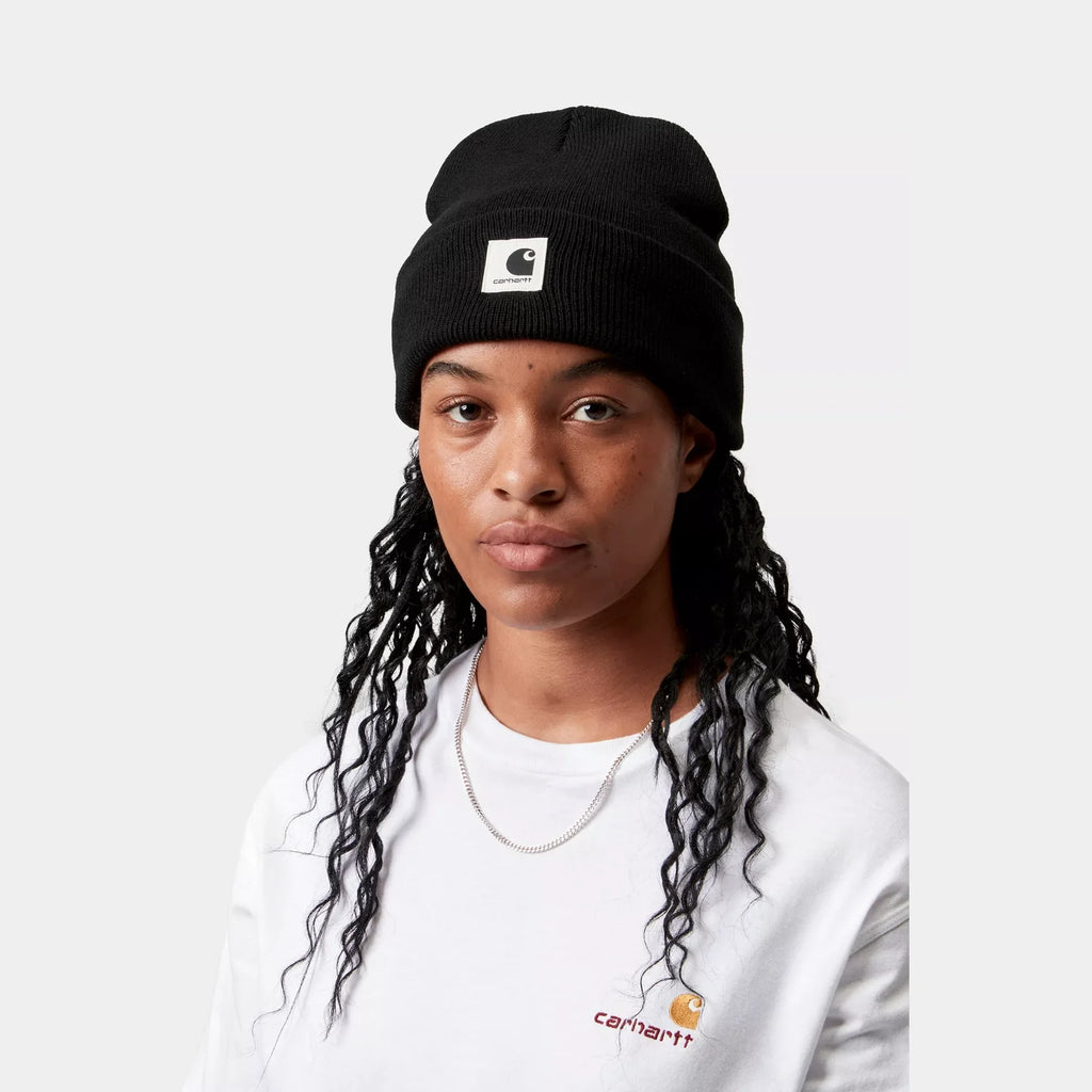 Bonnet Carhartt WIP Ashley femme Black maille côtelée acrylique avec Square Label – skateshop Mons - Porté par un mannequin